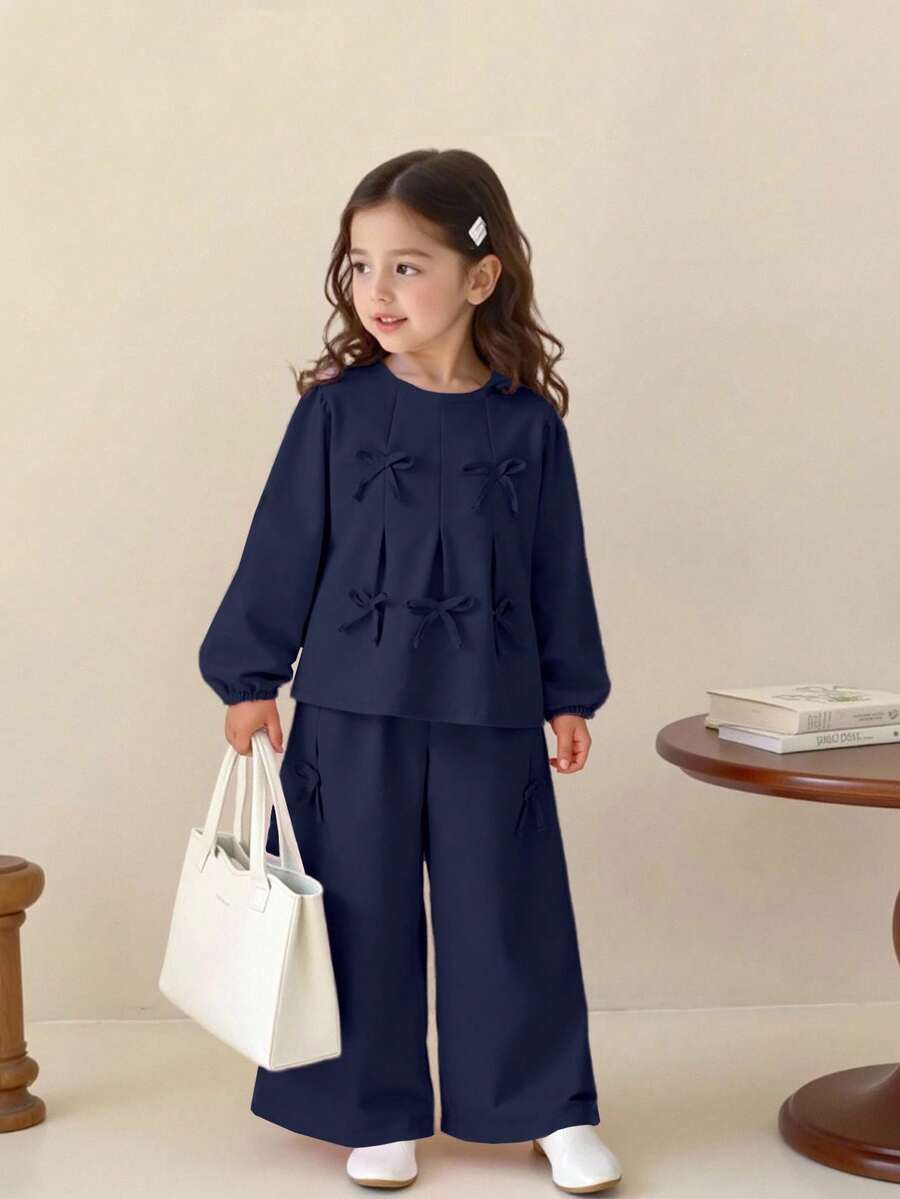SHEIN Playful Pals مجموعة فتاة شابة أنيقة وحلوة تتكون من ملابس علوية مزينة بفيونكة + بنطلون ساق واسعة، للربيع/الخريف - أزرق غامق - مشاهدة 1