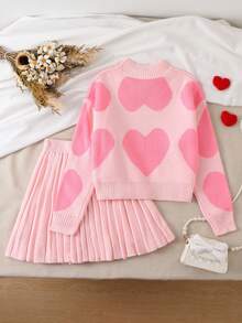SHEIN Elladie kids 少女针织短款上衣和百褶裙两件套，时尚新品。圣诞红黑撞色，心形图案设计，活力可爱。独特的针织技艺，展现都市魅力。学院风百褶裙，展现少女偶像气质。 - 彩色 - 查看 2
