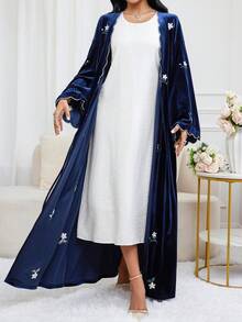 Al Najma 女士优雅花卉刺绣天鹅绒撞色饰边扇贝边喇叭袖宽松阿拉伯长袍 - 藍色 - 查看 4