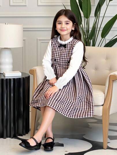 SHEIN Sparklyn 女童复古法式优雅可爱格子碎花长袖二合一中长连衣裙，适合秋冬季节。这款连衣裙适合学校、家庭聚会和休闲娱乐。这款连衣裙的设计让女孩们看起来充满活力和可爱，为她们增添了更多活力。无论是外出还是在温馨的家庭环境中，这款连衣裙都一定会为女孩们带来乐趣和活力！