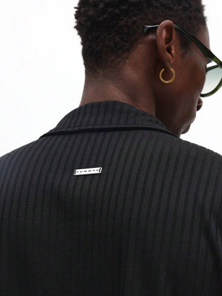 Polo de malha canelada com carcela de botões