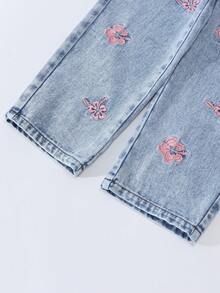 少女款可爱浅色水洗牛仔裤，饰有刺绣花卉图案，长直筒裤型，拉链细节，90年代复古甜美风。 - 淺色水洗藍 - 查看 4