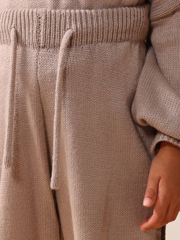 Dzianinowy sweter i spodnie dresowe z nadrukiem liter