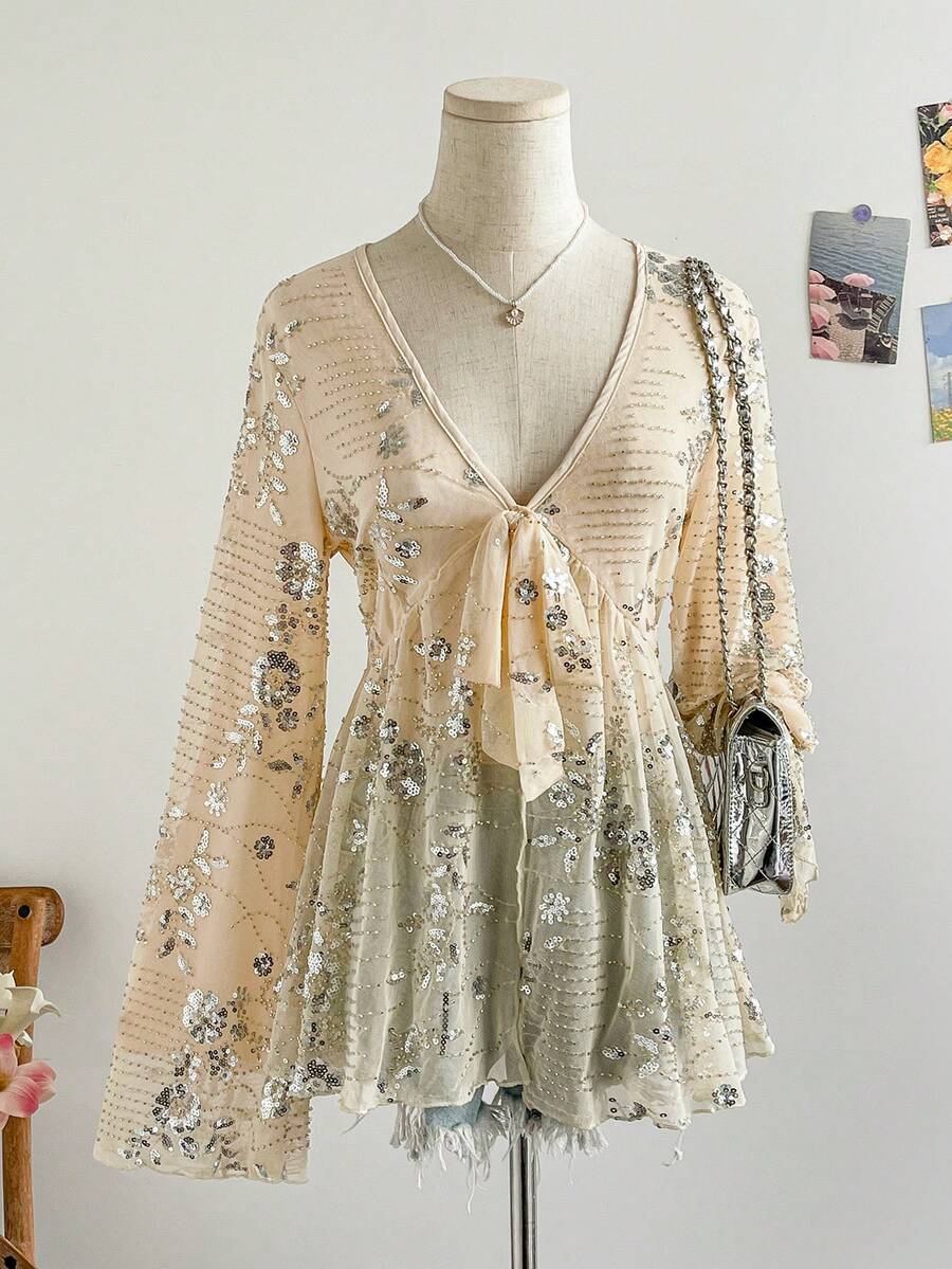 Soleia 女式杏色网眼串珠刺绣 V 领系带蝴蝶袖不对称荷叶边下摆衬衫，适合度假、约会、下午茶、海滩、游轮、海岛度假、城市度假、音乐节、波西米亚风度假 - 杏色 - 查看 1