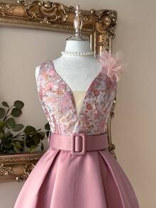 SHEIN Belle 优雅、华丽、充满氛围感、魅力四射的女士真丝提花拼接缎面粉色连衣裙，宽肩带深V领设计，饰有立体花朵，配有腰带，高腰A字伞裙摆。适合母亲节、音乐节、返校季、毕业季、舞会、下午茶、情人节等场合。 - 彩色 - 查看 2