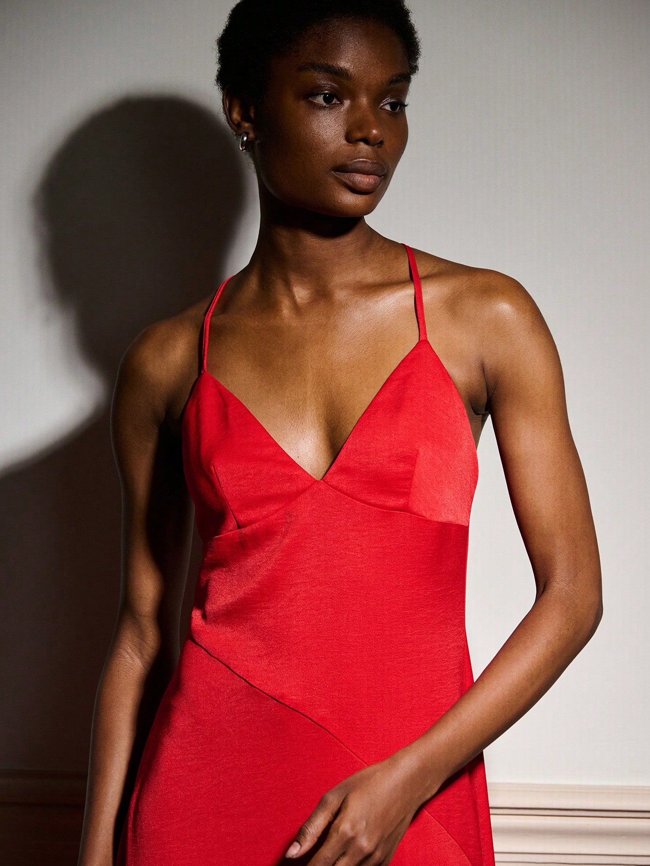 Abito lungo da sera in raso rosso con spacco frontale e scollo a triangolo, elegante per feste e uscite