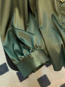 GlowEve CURVE 大码丝绸缎面优雅高端商务通勤闪亮金属花纽扣开衫衬衫 - 墨綠色 - 查看 4