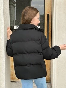 SHEIN 少女休閒百搭街頭風大廓型高領加厚短版彈性下擺填充外套，黑色女童填充外套 - 黑色 - 查看 9