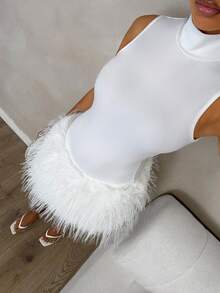 Glamine Đầm dự tiệc sang trọng cổ cao màu đen chất liệu lông thú giả - trắng - Xem 4