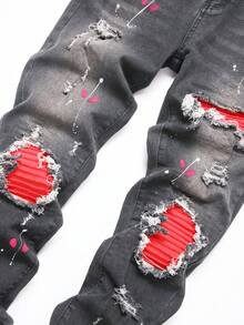 Manfinity Roughcore 前卫哥特式长款紧身牛仔裤，黑色牛仔布，红色点缀和拉链细节，红黑破洞牛仔裤，泼墨牛仔裤，男士，emo 风格 - 黑色 - 查看 3