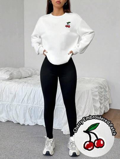 SHEIN EZwear Set de 2 piezas con sudadera de cuello redondo holgada y leggings ajustados con parche bordado de cereza, estilo universitario lindo, ropa de calle vintage, de vuelta a la escuela, conjuntos casuales de mujer de otoño e invierno, ropa escolar, country, hip-hop, deportes, fitness, ropa de gimnasio