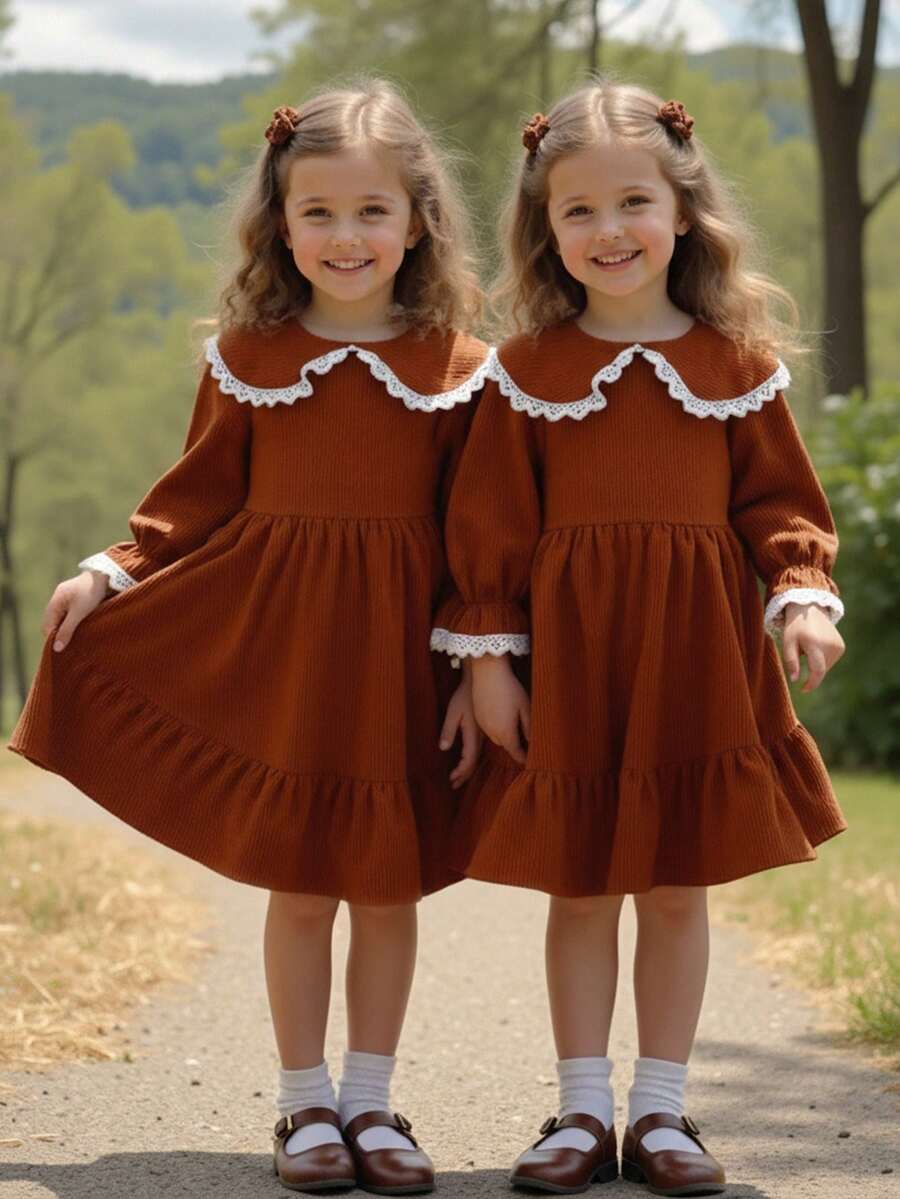 Blossori فستان أنيق طويل الأكمام مزين بكشكشة وتصميم لوحات للفتيات الصغيرات - بني - مشاهدة 1