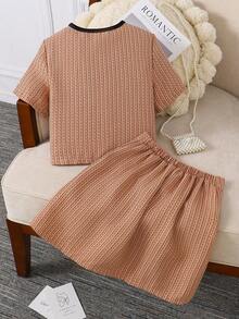 SHEIN 2件套青少年女孩休闲通勤短袖上衣和百褶迷你裙套装 - 紅木色 - 查看 2