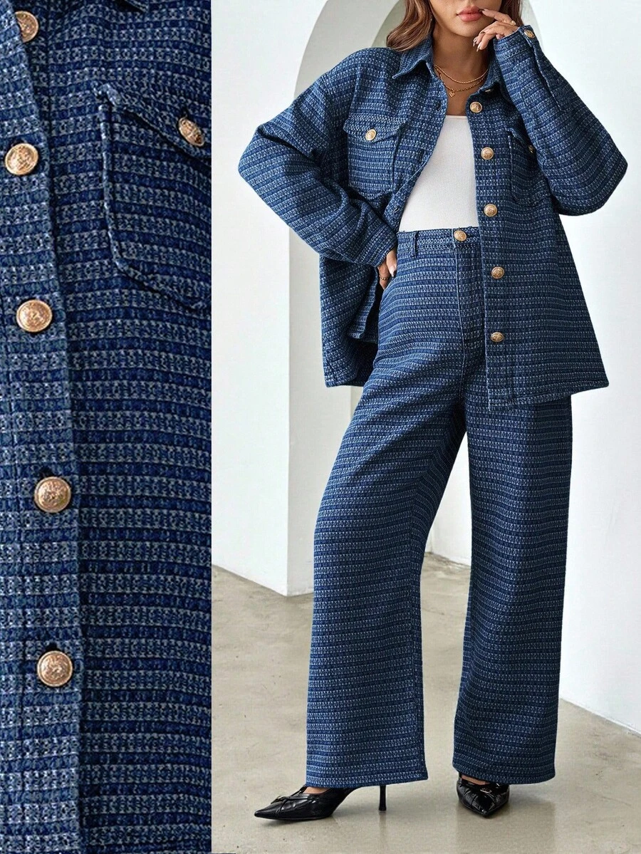 SHEIN Bộ 2 món áo sơ mi và quần jeans denim cài cúc phía trước, túi nắp, màu xanh dương, thích hợp cho mùa thu đông, mọi mùa Halloween, Giáng sinh, Năm mới, Lễ Tạ ơn, đi làm, nghỉ mát, phong cách Y2K, thời trang đường phố, trang phục sinh nhật, trang phục sân bay, tiệc tùng, đám cưới, thanh lịch, công sở, thường ngày, trang phục dành cho phụ nữ giàu có, quần tây sang trọng, bộ đồ denim có họa tiết thời trang cho mặc hàng ngày. - Màu xanh lam - Xem 1