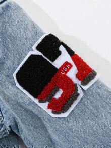 Chaqueta vaquera lavada en azul claro, cómoda y suelta, con bordado de la insignia "97" en estilo urbano y vintage casual para niño joven