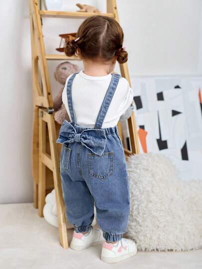 SHEIN Baby Girl Cute Casual Collegiate 3D Bow Decor Blue Denim Overalls,Fall Clothes,Winter Clothing ,Casual And Fashionable Vacation Outfits,2000s Style ,Halloween Denim Jeans ,Christmas ,Baby Overalls With A Bow At The Back