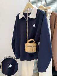 Franclia เสื้อสเวตเตอร์แขนยาวทรงหลวมพอดีตัว ติดซิป คอปกแบบเทิร์นดาวน์ พิมพ์ลายโลโก้ขี่ม้าแฟชั่น สีน้ำเงินกรมท่า ฤดูใบไม้ร่วง