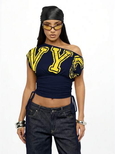 SUMWON 大码露肩印花字母上衣，侧面有褶饰，适合休闲街头服饰