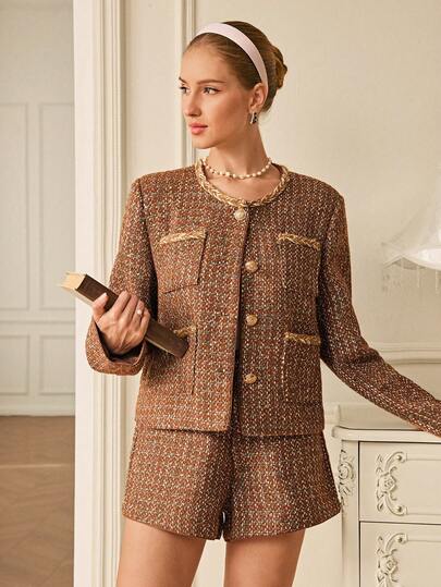 Aveloria Rosie 带亮片的粗花呢面料，丝带装饰，优雅别致的设计夹克，修身粗花呢短裤女式两件套