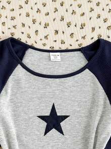 SHEIN Camiseta pulôver casual retrô com estampa de estrela de cinco pontas e gola redonda, de malha canelada e patchwork, para meninas pré-adolescentes - Cinza claro - Ver 5