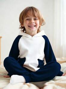 SHEIN Playful Pals Set de pantalones y top con capucha de manga larga con bordado de panda juguetón para niño pequeño, conjunto de ropa de estar cómoda y casual - Azul Marino - Ver 3