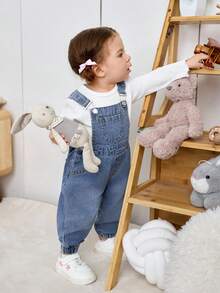 SHEIN Baby Girl Cute Casual Collegiate 3D Bow Decor Blue Denim Overalls,Fall Clothes,Winter Clothing ,Casual And Fashionable Vacation Outfits,2000s Style ,Halloween Denim Jeans ,Christmas ,Baby Overalls With A Bow At The Back - Medium Wash - View 2
