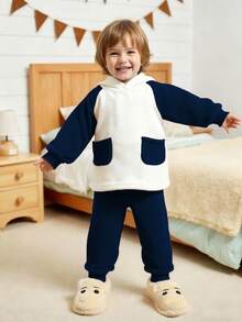 SHEIN Playful Pals Set de pantalones y top con capucha de manga larga con bordado de panda juguetón para niño pequeño, conjunto de ropa de estar cómoda y casual - Azul Marino - Ver 2
