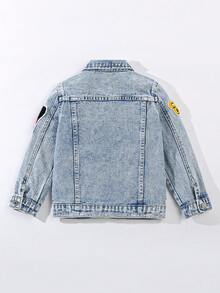 Chaqueta vaquera lavada en azul claro, cómoda y suelta, con bordado de la insignia "97" en estilo urbano y vintage casual para niño joven