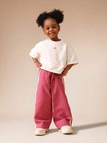 SUMWON 女童超大白色T恤和粉色阔腿裤套装，清新烘焙印花休闲度假装 - 粉色 - 查看 3