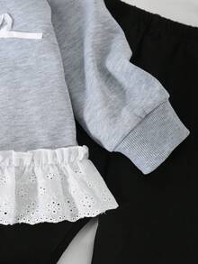 Ensemble de tenues pour filles avec Sweat-shirt ample à manches longues raglan col rond avec accent de nœud en dentelle florale brodée, associé à un legging skinny de couleur unie à taille élastique. Tenue décontractée pour tous les jours et toutes les saisons