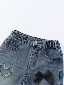 SHEIN Playful Pals 年轻女孩复古时尚街头风格松紧腰纽扣前部黑色蝴蝶结装饰爱心贴片刺绣牛仔裤 - 深色水洗藍 - 查看 4