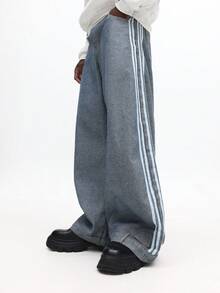 SUMWON 阔腿宽松牛仔裤，侧边条纹细节，超大休闲牛仔裤，男士蓝色休闲牛仔裤 | 宽松版型 | 经典五条纹装饰，展现运动风格 | 舒适面料，适合日常穿着 | 易于搭配运动鞋或休闲上衣，适合各种场合。纯色 - 中等水洗藍 - 查看 5