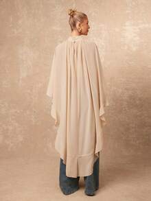 SHEIN X Scot Louie Lumalex 新款高端优雅女士单肩披肩袖宽松不对称荷叶边下摆亚麻领披肩立领上衣短后背长款衬衫，可作为无肩带内搭穿着，适合夜间外出、派对、约会、乡村、返校节、休闲、假日度假、海滩度假、婚礼日记、音乐节、情人节浪漫约会、万圣节、宰牲节派对、春夏等场合。 - 杏色 - 查看 3