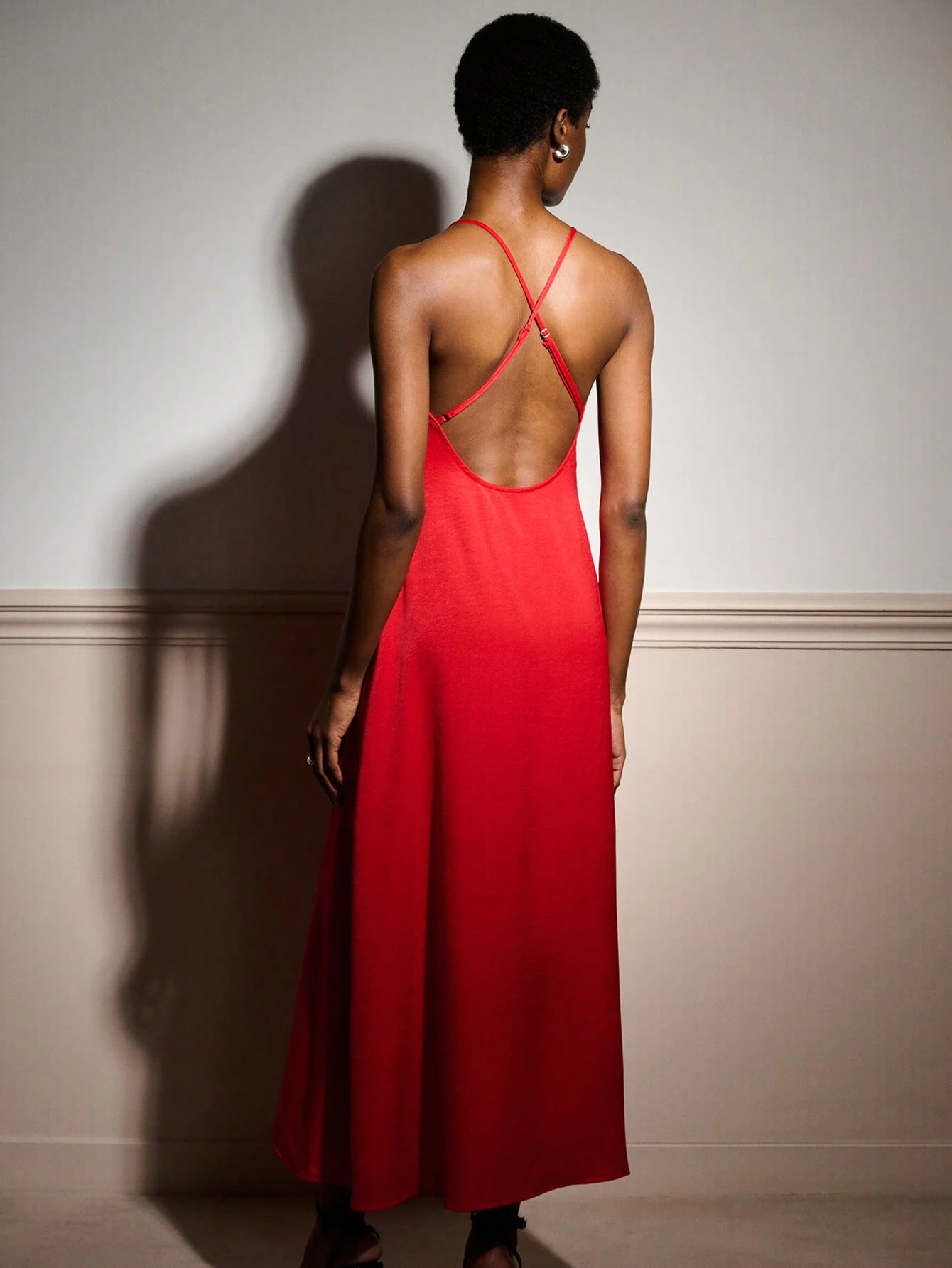 Abito lungo da sera in raso rosso con spacco frontale e scollo a triangolo, elegante per feste e uscite