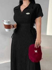 Modelyn 大尺碼 Polo 領紋理面料收腰洋裝 - 黑色 - 查看 1