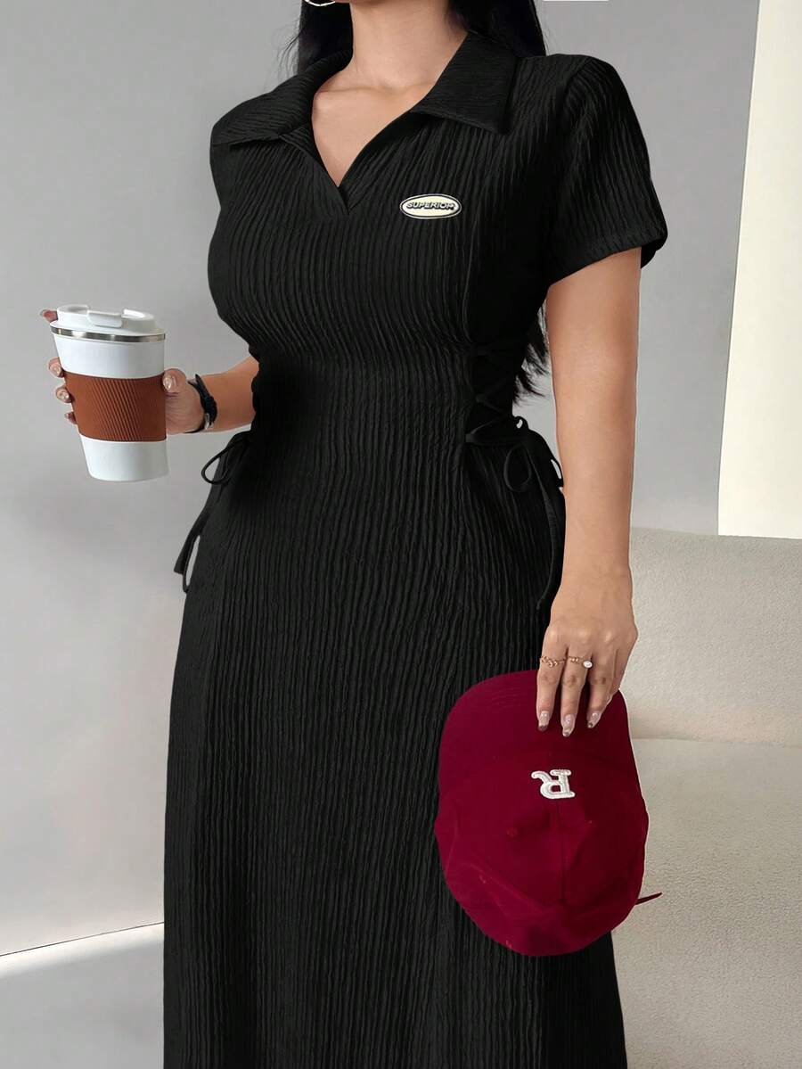 Modelyn 大尺碼 Polo 領紋理面料收腰洋裝 - 黑色 - 查看 1