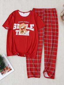 Conjunto de ropa de estar en casa informal para hombres con parte superior de manga corta con estampado de oso y letras, combinada con pantalones clásicos a cuadros rojos - Rojo - Ver 4