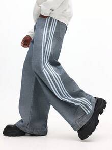 SUMWON 阔腿宽松牛仔裤，侧边条纹细节，超大休闲牛仔裤，男士蓝色休闲牛仔裤 | 宽松版型 | 经典五条纹装饰，展现运动风格 | 舒适面料，适合日常穿着 | 易于搭配运动鞋或休闲上衣，适合各种场合。纯色 - 中等水洗藍 - 查看 1