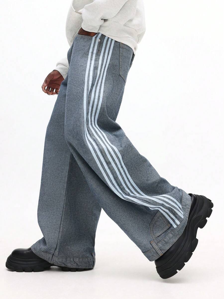 SUMWON 阔腿宽松牛仔裤，侧边条纹细节，超大休闲牛仔裤，男士蓝色休闲牛仔裤 | 宽松版型 | 经典五条纹装饰，展现运动风格 | 舒适面料，适合日常穿着 | 易于搭配运动鞋或休闲上衣，适合各种场合。纯色 - 中等水洗藍 - 查看 1