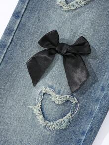 SHEIN Playful Pals 年轻女孩复古时尚街头风格松紧腰纽扣前部黑色蝴蝶结装饰爱心贴片刺绣牛仔裤 - 深色水洗藍 - 查看 5