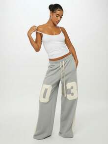 SUMWON WOMEN 阔腿抽绳运动裤，搭配撞色侧板和校队号码印花，打造休闲街头服饰 - 淺灰色 - 查看 7