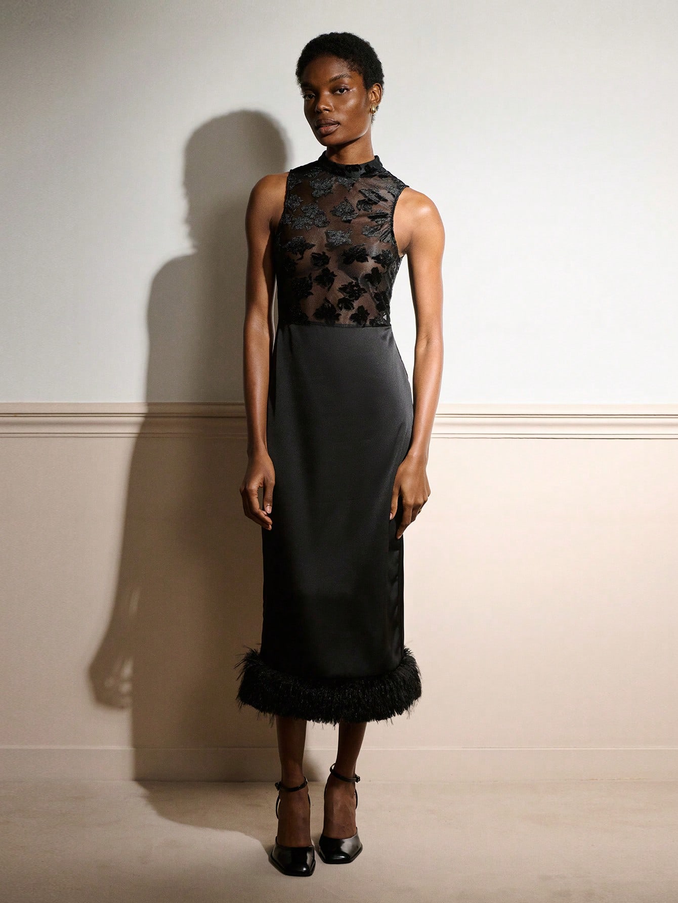 Czarna satynowa sukienka maxi bez rękawów z koronkowym gorsetem i futrzanym dołem. Szykowna na imprezę, wieczór, wyjście, jesień, zima.