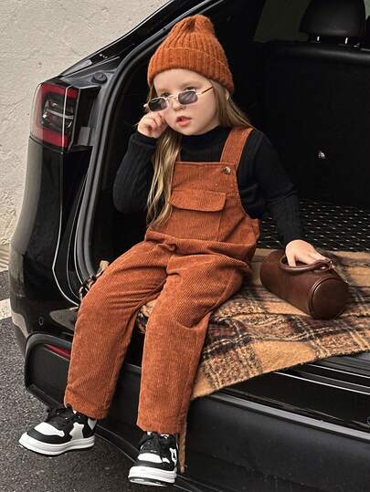 Salopetă casual din catifea reiată pentru fete, cu nasturi și bretele