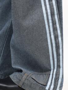 SUMWON 阔腿宽松牛仔裤，侧边条纹细节，超大休闲牛仔裤，男士蓝色休闲牛仔裤 | 宽松版型 | 经典五条纹装饰，展现运动风格 | 舒适面料，适合日常穿着 | 易于搭配运动鞋或休闲上衣，适合各种场合。纯色 - 中等水洗藍 - 查看 7