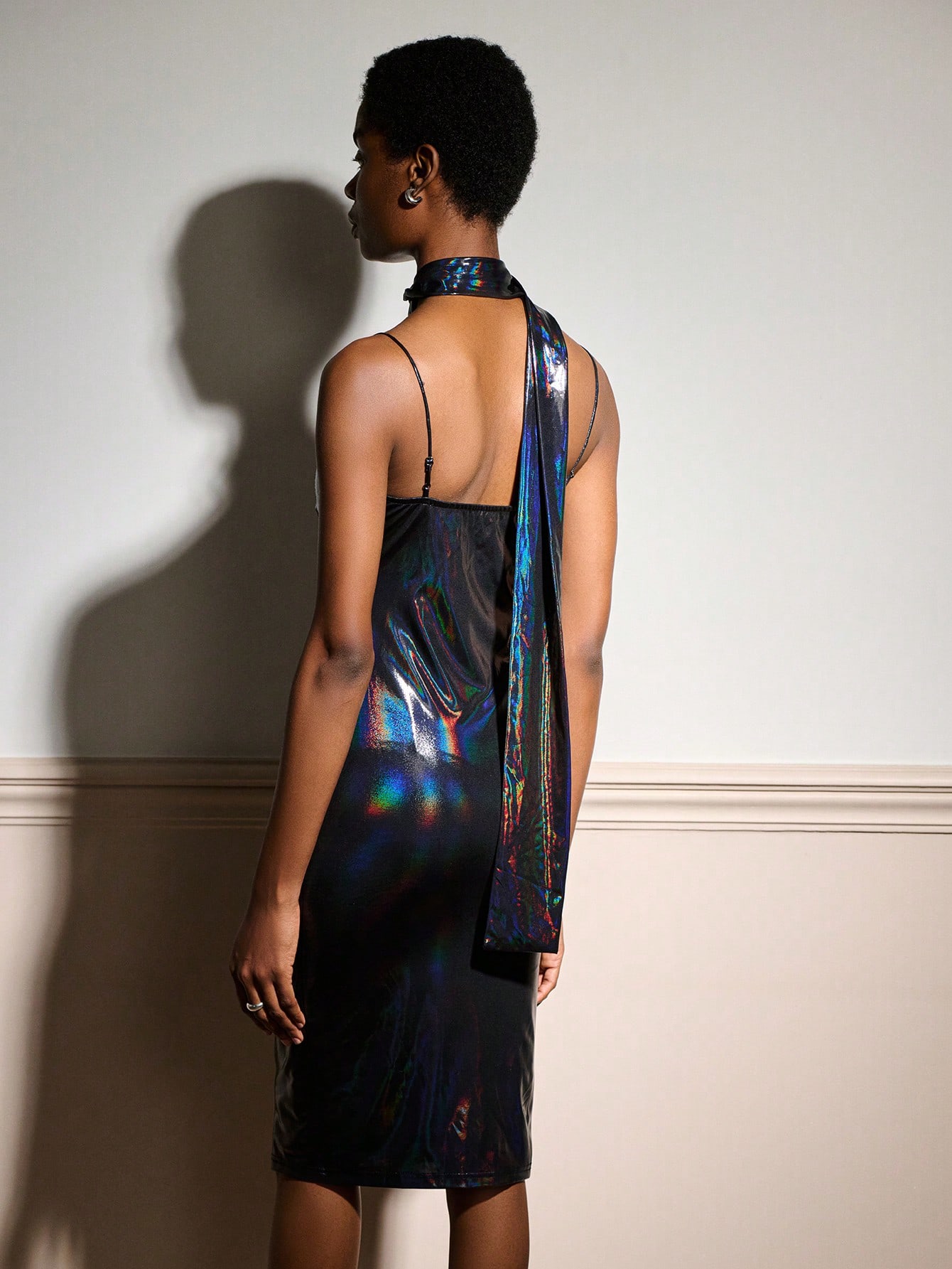 ネイビーブルーのきらびやかな生地のボディコンミディドレス、胸元はタックデザイン、マッチングのスカーフ付き、セクシーでシックなパーティー、秋冬向け