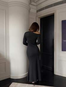 SHEIN Unity Damen Schwarzes Maxikleid mit langen Ärmeln, asymmetrischer Schulter, Ausschnitt-Taille und Fischschwanz-Saum, Ösen-Ausschnitt-Design, Y2K Punk Stil, modisch, sexy, geeignet für Party, Nachtclub, Straße, Musikfestival, bequem, dehnbar, weich, Herbst - Schwarz - Übersicht 2