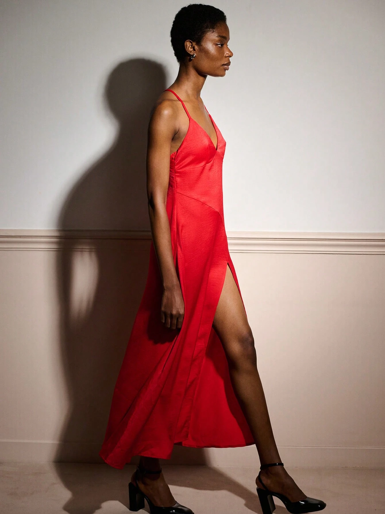 Abito lungo da sera in raso rosso con spacco frontale e scollo a triangolo, elegante per feste e uscite