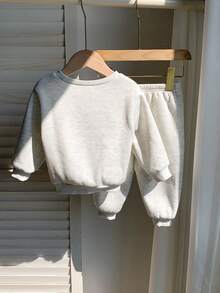 SHEIN 2 件套男婴/女婴可爱休闲灰色字母印花长袖运动衫和慢跑运动服，男女通用婴儿服装，婴儿冬装 - 彩色 - 查看 2