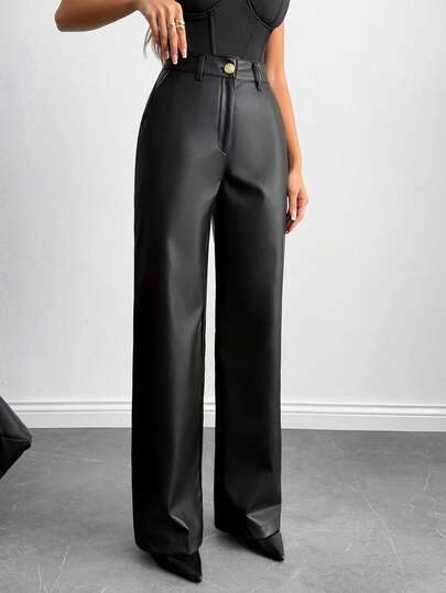 Mossa audace - Pantaloni in pelle lucida con borchie laterali / Ribelle urbano - Pantaloni in pelle con dettagli borchiati sui lati