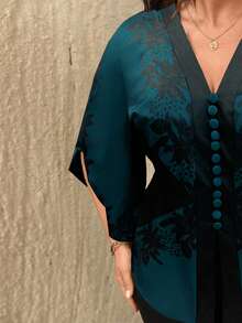 SHEIN Tall Áo kiểu nữ cổ chữ V cài nút trang trí ôm eo họa tiết tay 3/4 không đối xứng thanh lịch - Màu xanh ngọc - Xem 4